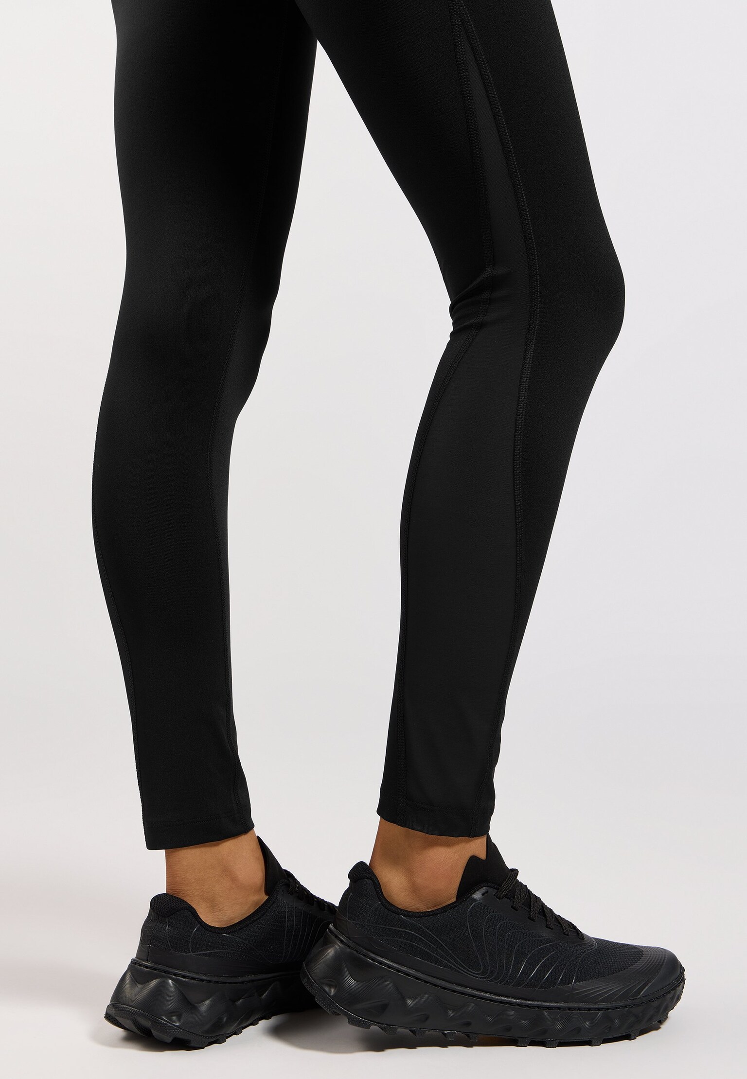 Essentials Lauftights mit Mesh-Einsätzen