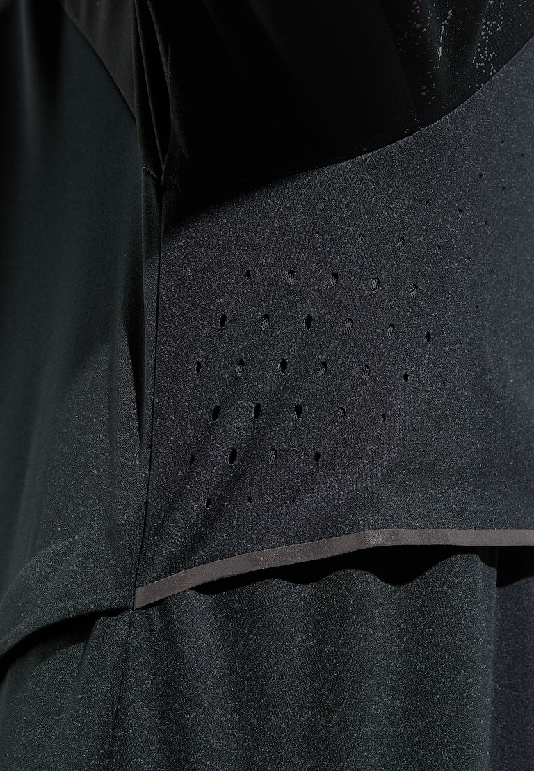 The Zeroweight Pro Warm reflective running jacket